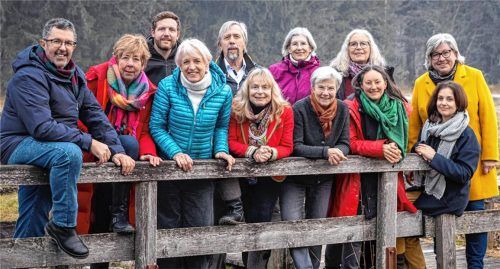 Die Kandidaten der Gemeinsamen Liste Aschau für die Kommunalwahl: (von links) Wast Pertl, Susanne Anderl, Florian Anner, Silke Helfmeyer, Wolf Neelsen, Brigitte Baretzky, Susanna Voltz, Andrea Kohl, Christiane Rabich-Pichler, Johanna Stegherr, Monika Schmid und Theresia Schelle. Foto  Privat