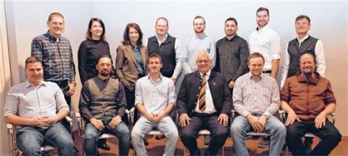 Die Kandidaten der Wählergruppe Schwabering-Krottenmühl: (hinten von links) Andreas Berghammer, Alexandra Gramer, Elisabeth Fischer, Stefan Seiderer, Vitus Brandl, Helmut Siegl, Johannes Gschwendtner und Josef Baumann sowie (vorne von links) Korbinian März, Johann Hackl, Xaver Garrandt, Bernhard Summerer, Wolfgang Loferer und Christian Heß. Fotos Re