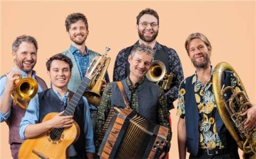 Die „Kapelle So&So“ bringt Bewegung nach Westerndorf. Foto Valentin Weinhäupl