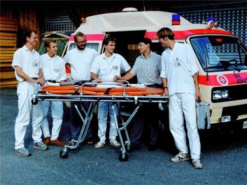 Die Kernmannschaft der Johanniter mit ihrem ersten Einsatzfahrzeug zehn Jahre vor dem Umzug. Mit dabei unter anderem im Jahr 1991 bereits Stadtrat Wolfgang Janeczka (Zweiter von rechts).Foto rieger