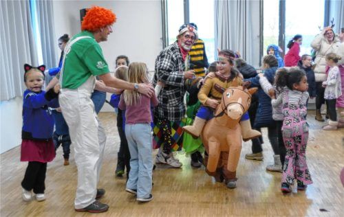 Die Kinderspiele mit den Clowns Toni und Charly sorgten für Spaß bei den jüngsten Narren.Fotos  Bachmaier