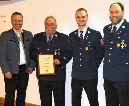 Die Kommandanten Marinus Astner (rechts) und Josef Antretter (Zweiter von rechts) sowie Bad Feilnbachs Bürgermeister Max Singer (links) ernennen Sepp Rauscher zum Ehrenkommandanten der Feuerwehr Au. Fotos Strim
