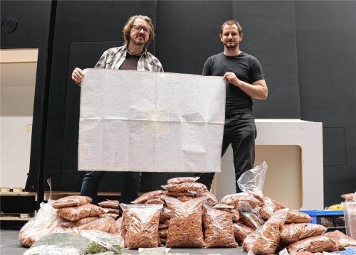 Die Lego-Profis Joachim Klang (links) und Andreas Kunz mit zahlreichen Lego-Steinen zu ihren Füßen. In den Händen halten sie einen Plan der Lego-Stadt. Fotos Mischner