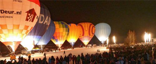 Die leuchtenden Ballons beim Inzeller Ballonglühen waren eine besondere Attraktion bei den vielen Besuchern. Viele Tausend Ballonfans kamen nach Inzell zum Campingplatz Lindlbauer am Badepark und genossen das Programm.Foto Wegscheider