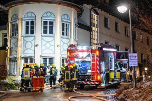 Die Löscharbeiten gestalteten sich wegen der extremen Rauchentwicklung sehr schwierig. Foto 112News/M.Benje