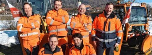 Die Männer vom Bauhof: (hinten, von links) Roland Boser, Eduard Steininger, Wolfgang Götschl und Peter Hell sowie (vorne von links) Matthias Gasteiger und Lukas Hallweger. Foto Wunderlich