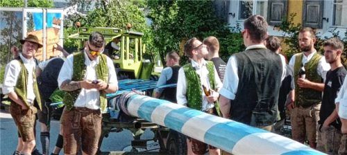 Die Maibaumdiebe brachten den ausgelösten Maibaum zurück.Fotos wik