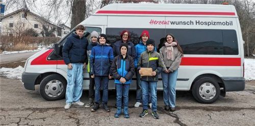 Die Ministranten vor dem Hospizmobil. Foto RE