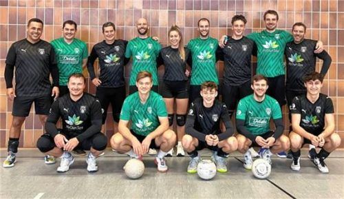 Die MTV-Faustballer, hinten, von links: Abdilaziz Lamharraf, Felix Schenk, Christian Weiß, Colin Bäßler, Franziska Weiß, Hendrik Bäßler, Benjamin Bittl, Benedikt Sanwald, Günter Ortmeier; vorne, von links: Steve Schmutzler, Lukas John, Maxi Ortmeier, Jonas Kiermaier, Tolga Ugurlu.Foto re