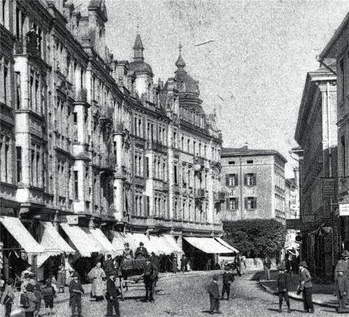 Die Münchener Straße in Rosenheim: Die Fassade vom Gillitzerblock von 1910...