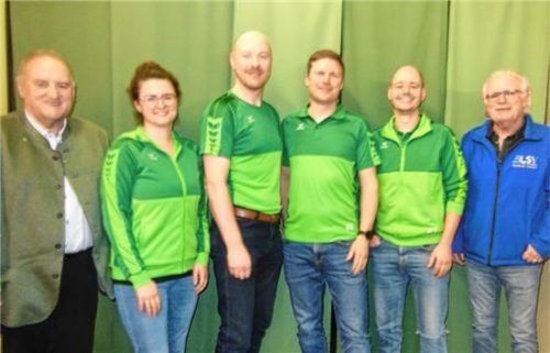 Die neu gewählte Vorstandschaft: (von links) Bürgermeister Alfred Lantenhammer, Schriftführerin Lisa Huber, Vorsitzender Andreas Huber, stellvertretender Vorsitzender Georg Mooser junior, Kassenwart Joshi Junge und der BLSV-Kreisvorsitzende Erwin Zeug.Fotos  Angrmeier