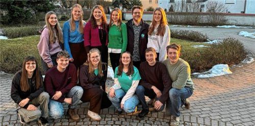 Die neue Vorstandschaft der KLJB Obertaufkirchen: (von links, vorne) Sabine Empl, Dominik Kühnstetter, Barbara Auer, Anna Voderholzer, Lorenz Zoßeder, Vitus Auer sowie (von links, hinten) Eva Stein, Sonja Bumberger, Isabella Auer, Julia Kühnstetter, Christian Zeug und Magdalena Bumberger. Foto re