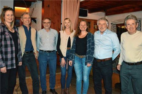 Die neue Vorstandschaft: (von links) Jugendleiterin Jenny Osterwald, Wegereferent Gerfried Bock, Ausbildungsreferent Wolfgang Kania, Schatzmeisterin Monika Wehking, die neue Vorsitzende Karoline Widur, ihr Stellvertreter Peter Parsiegla und Schriftführer Lothar Kappen.Foto  Eder