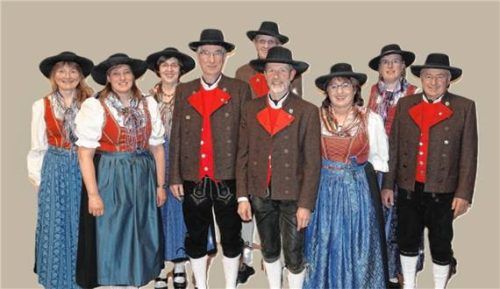 Die neue Vorstandschaft: (von links) Sabine Niklaus, Karin Herzog, Gerda Schmitt, Wolfgang Kellner, Andreas Grün, Vorsitzender Christian Hengstberger, Barbara Kronast, Vroni Haberlander und Peter Helbig. Foto Volkstanzkreis Rosenheim e.V.