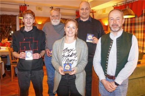 Die neuen Vereinsmeister der Altschützengesellschaft: (von links) Lukas Popp, Josef Huber, Kristin Rettenbeck, Andreas Dunstmair und Schützenmeister Hubert Reiter. Foto Gillitz