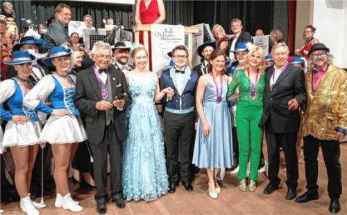 Die Ordensempfänger: (von rechts): Robert Schmid, Peter Bach, Marisa Steegmüller, Irene Elsperger, das Prinzenpaar Thomas I. und Stefanie I. und Manfred Panhans.Foto  Zeller