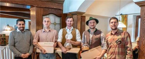 Die Organisatoren des 161. Handwerkertages Alex Haslreiter (links) und Fabian Merkle (rechts) stellten drei junge Handwerkermeister vor. Es sind (von links) Pius Entfellner, Heizungsbaumeister sowie Sepp Hell und Dominik Schönfelder, beide Zimmerermeister. Foto Flug