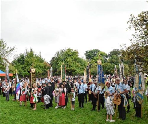 Die Pollinger Feuerwehr feierte ihren Festgottesdienst im Pfarrgarten.Fotos  Wagner