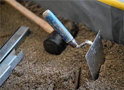 Die Preise im Bausektor sind in den vergangenen Jahren deutlich gestiegen. Das macht sich auch bei der Schulsanierung in Isen bemerkbar. Foto dpa