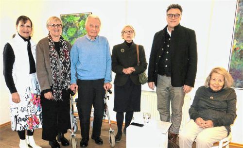 Die Protagonisten der Vernissage: (von links) Galerie-Leiterin Cornelia Ahrens, Angelika Wörle (Witwe von Franz Ferdinand Wörle), Künstler Fried Stammberger, seine Lebensgefährtin Hannelore Eickhoff, Kulturreferent Stefan Mager und Einführungsrednerin Ute Bößwetter. Foto Baumann