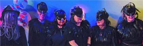 „Die Raben“ mit „der Hexe“ Michael Gissibl gewannen die Maskenprämierung.Foto  Donhauser