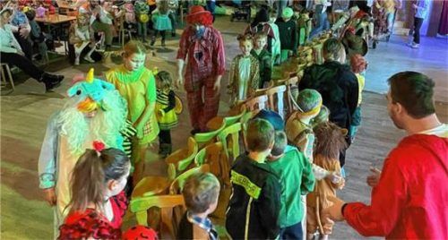 Die „Reise nach Jerusalem“ im Trachtenheim. Foto Trachtenverein Hittenkirchen