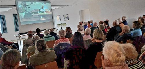 Die Resonanz beim letzten Seniorenkino war so groß, dass die im Bürgertreff vorhandenen Stühle mit Stühlen aus der Gemeinde Kienberg ergänzt werden mussten. Foto Künzner-Hingerl