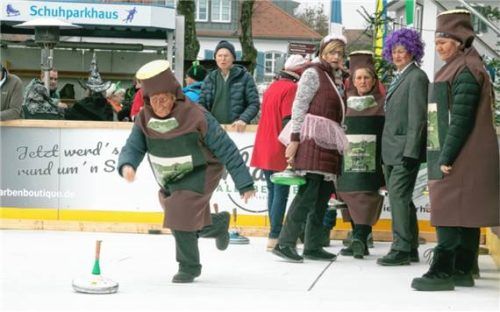 Die Röckefrauen des Trachtenvereins machten als „spritzige Flaschen“ eine gute Figur. Fotos Berger