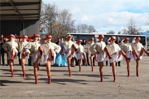 Die Rosenheimer Faschingsgilde zeigte ihr Können auf dem Parkplatz des OVB Media Forums.