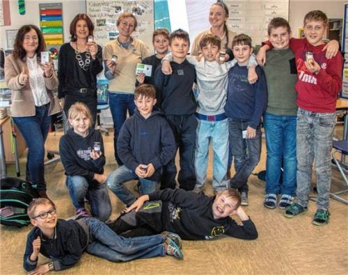 Die Schulleitung, Mitarbeiter der Greither-Stiftung und die Schüler der 5. Klasse waren glücklich nach der interessanten Schulstunde.Foto  Stache