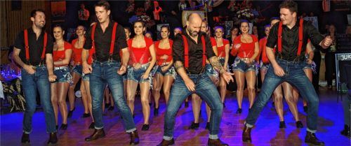 Die Showtanzgruppe der Faschingsgilde Bad Aibling heizte richtig ein. Fotos Uwe Hecht