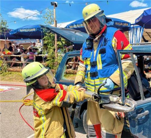 Die sieben Ortsfeuerwehren – hier die FF Bruckmühl bei einer Übung mit dem Spreizer – haben in der Gemeinde einen hohen Stellenwert.