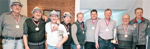 Die Sieger der Gruppe B (von links), die Mannschaft Kampinger Rennstadl mit den Spielern Hans Feicht, Andreas Obermaier, Stephan Schweikel und Bernhard Gründl sowie die Sieger der Gruppe A und damit Ortsmeister, die Mannschaft Schonk’s mit den Spielern Georg Donislreiter, Andreas Kainzmaier, Adi Maderlechner und Hans Linner sowie Stockschützenabteilungsleiter Klaus Kiermaier.Foto Gillitz