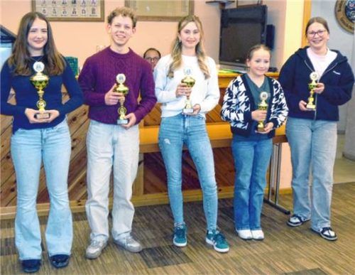 Die Sieger der Jugendwertung: (von links) Anna-Maria Garnich („Bayerntreu“), Martin Mooshuber („Gemütlichkeit“), Hanna Holz („Gemütlichkeit“), Stefanie Maier und Julia Hopfinger (beide „Bayerntreu“).