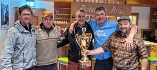 Die Sieger mit dem Vorsitzenden Georg Löw (rechts): (von links) Thomas Stadler, Josef Hohenadler, Günther Benstetter und Gerhard Adlmaier. Foto re