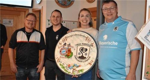 Die Siegerehrung des Vergleichsschießens: (von links) Armin Watzl (Seeoner Seedeifen), Schützenmeister der SG Seeon Rudi Kaltner junior, Scheibengewinnerin Steffi Schillinger und Florian Schuster von den Seeoner Löwen.Foto Donhauser