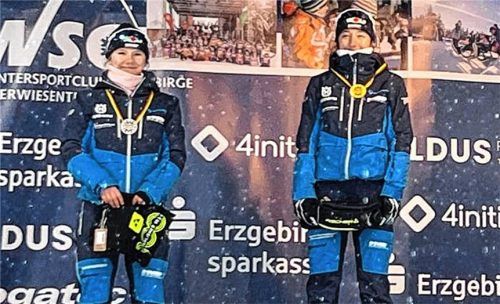 Die Siegerehrung im Sprint der AK17 mit Emilia Broschart (2./links) vom SC Ruhpolding und Siegerin Romy Dietersberger vom SC Traunstein.Foto re