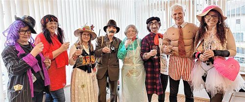 Die siegessicheren Kandidatinnen der UDO-Partei feierten zusammen mit ihrem Bürgermeisterkandidaten Thomas Schmidinger schon den Wahlsieg und den Einzug ins Rathaus. Foto Unterforsthuber