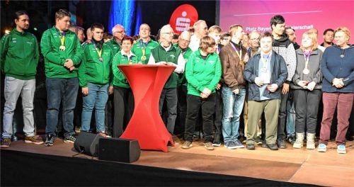 Die Special Olympics Sportler des SB DJK Rosenheim, die in den Sportarten Basketball, Fußball und Bowling jeweils bayerische Meister wurden.Foto Franz Ruprecht