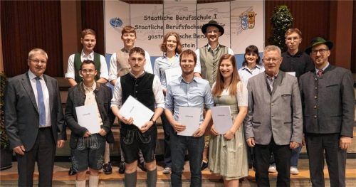 Die Staatspreisträger der Berufsschule I in Traunstein wurden für ihre herausragenden Leistungen geehrt. Unser Bild zeigt die Absolventen mit einem Traumschnitt von 1,0 und die Gratulanten: (von links oben nach rechts unten) Elias Wimmer, Paul Clausen, Carolin Dörhöfer, Marius Feichtlbauer, Noemi Grayer, Lukas Karfurke, Schulleiter Wolfgang Kurfer, David Binder, Pius Wallner, Sebastian Wimmer und Daniela Zeif sowie den stellvertretenden Landrat Josef Konhäuser und den ständigen Vertreter des Schulleiters Rudolf Ritter. Foto Wittenzellner