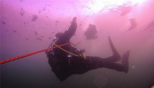 Die Taucher waren unter Wasser durch mehrere Stellen gesichert. Fotos THW Rosenheim