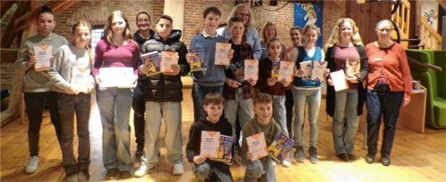 Die Teilnehmer am Kreisentscheid mit der Jury: (von links) Joleen Bäcker, Selma Muminovic, Lea-Sophie Lindner, Katharina Stöger (Jury), Alican Gündüz, Benedikt Harvolk, Leo Neugebauer, Kathrin Prohaska (Jury), Christa Schußmann (Jury), Emily Huber, Finja Hofbauer (Jury), Josefine Blüml, Lilly Holder, Regina Kaiser sowie (von links, kniend) Raphael Haas und Linus Kaltner. Foto Rath