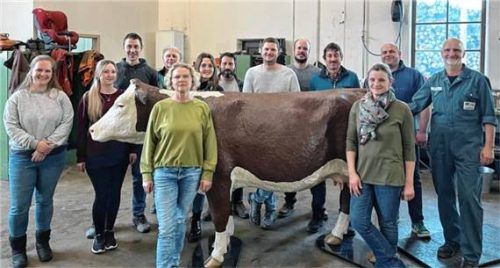 Die Teilnehmer des Workshops mit Geburtskuh „Kathi“ und Tierarzt Professor Dr. Holm Zerbe (rechts) in der beheizten Werkstatt am Betrieb von Landwirt Andreas Straßer. Foto Matthias Hundhammer