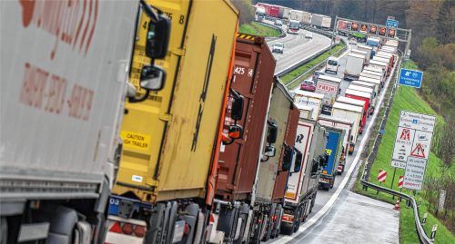 Die Tiroler Blockabfertigung führt schon seit längerer Zeit immer wieder zu langen Staus in der Region. Foto dpa/re
