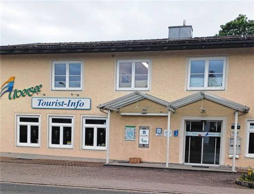 Die Tourist-Info in Übersee noch mit dem alten Logo. Foto Giesen