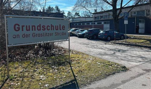 Die Turnhalle der Grundschule an der Graslitzer Straße muss dringend saniert werden. Rund eine halbe Million Euro muss die Stadt dafür bereitstellen. Foto  Lohmann
