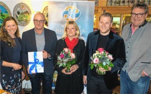 Die Verleihung des Unternehmerpreises: (von links) Caroline Deinert, Andreas, Martina und Stephan Hildebrand („Hilnes GmbH“) sowie Laudator Robert Schlamp. Foto Baumann