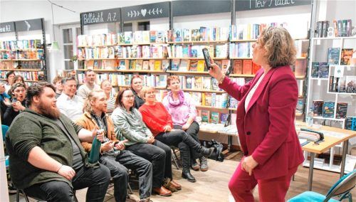 Die Vermarktung ihrer Romane über die sozialen Medien gehört zum Geschäft der Autorin Doris R. Thomas, hier bei ihrer Lesung in Mühldorf. Foto Von Ahn