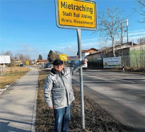 Die Versetzung dieses Ortsschildes an der Staatsstraße in Richtung Süden, wie sie Herbert Schleibinger fordert, lehnt das Landratsamt ab. Foto Kotter