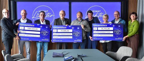 Die Vertreter des Hauses Marini, des Vereins „Leben mit Handicap“ und des Hilfswerks Aschau nahmen die Spenden aus der OVB-Weihnachtsspendenaktion unter dem Dach der „HeimatLichter“ von OVB-Verleger Oliver Döser, Christoph Maier, Chefredakteur OVB MEDIA, und Chefreporterin Rosi Gantner mit großer Freude entgegen. Foto Schlecker